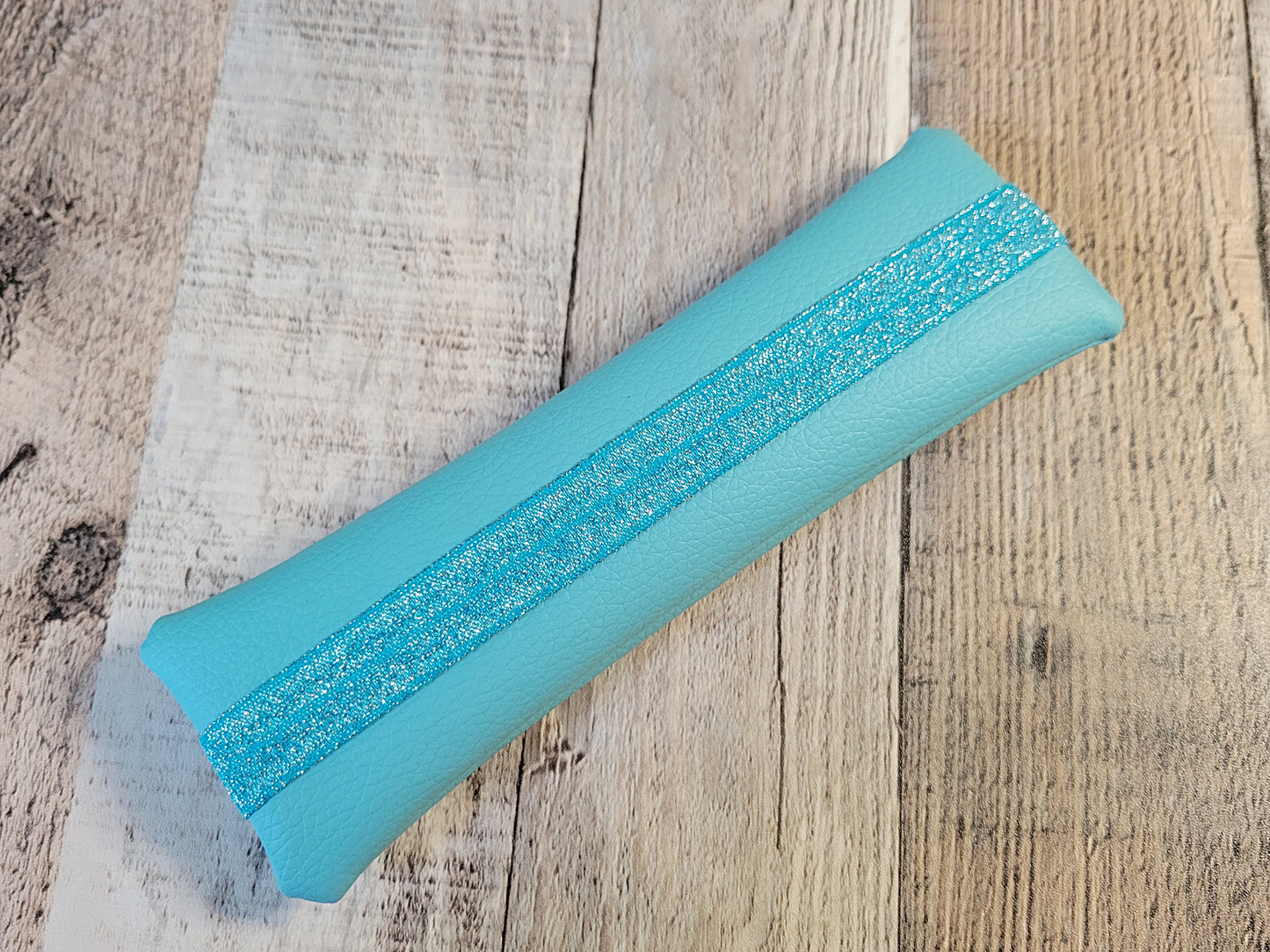 Estuche elástico de piel sintética texturizada