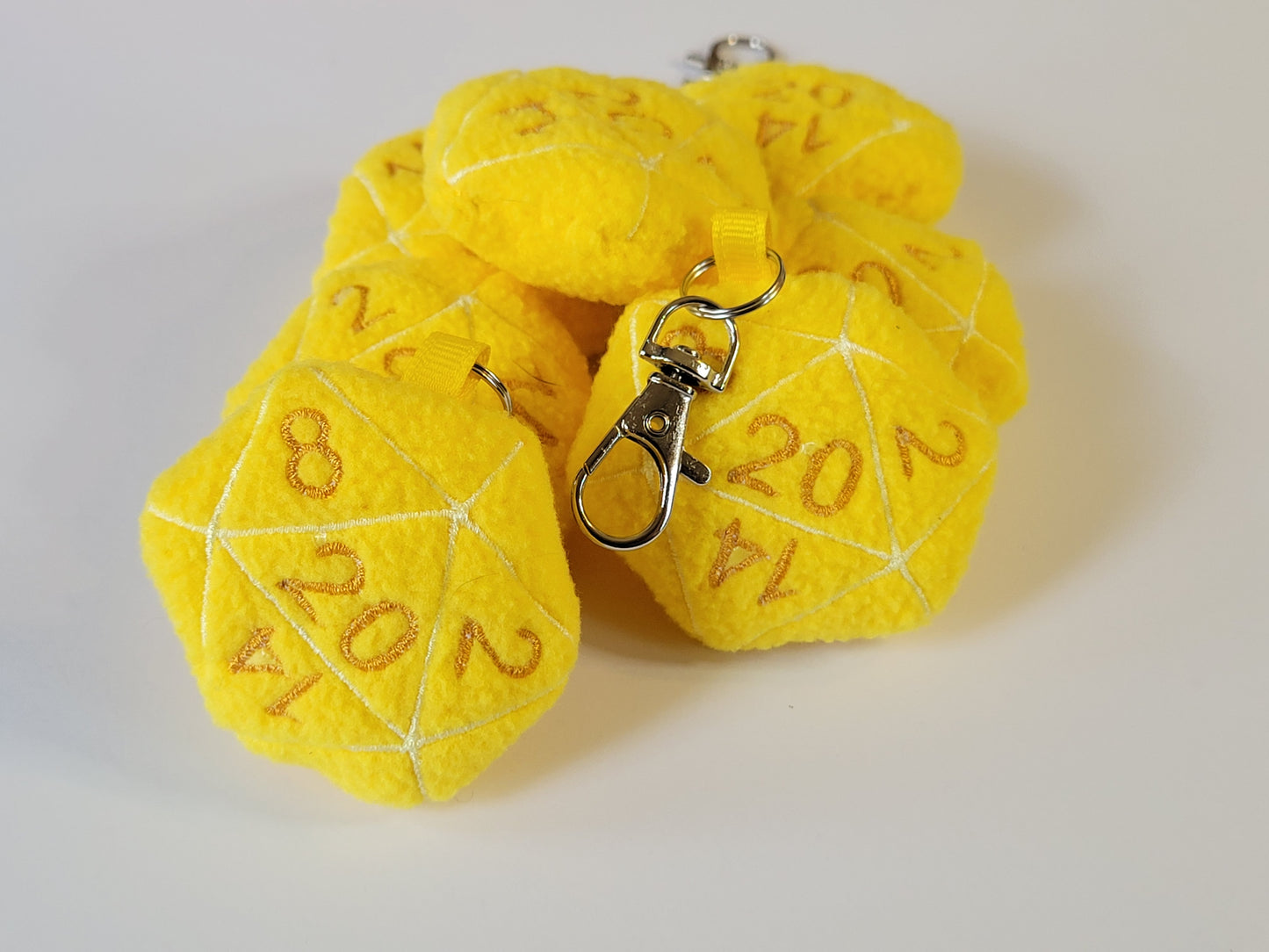 Llaveros de peluche con dados D20