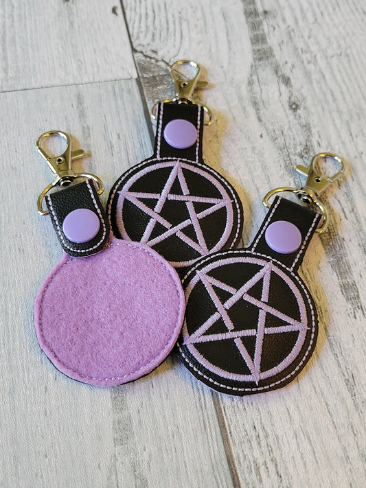 Llaveros bordados con pentáculo