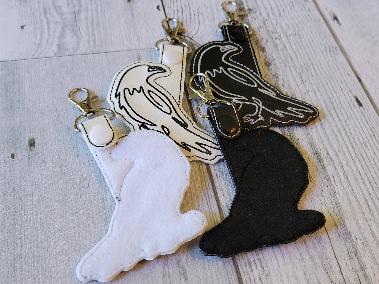Llavero bordado de cuervo