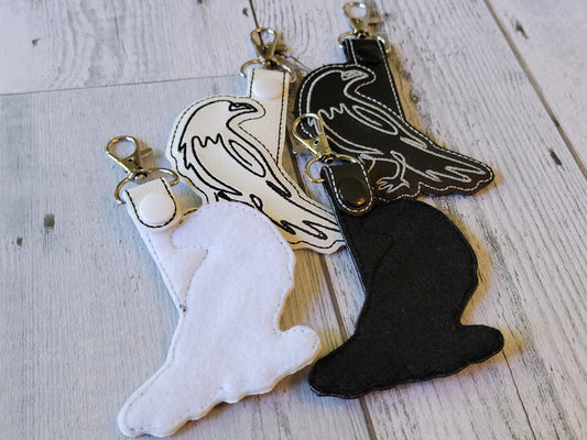 Llavero bordado de cuervo