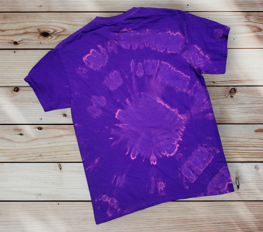 Camiseta mediana para hombre con diseño de objetivo morado y tie-dye inverso