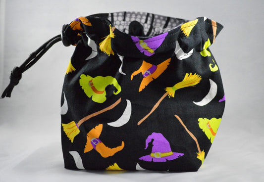 Bolsa con cordón de bruja y gato negro de pie