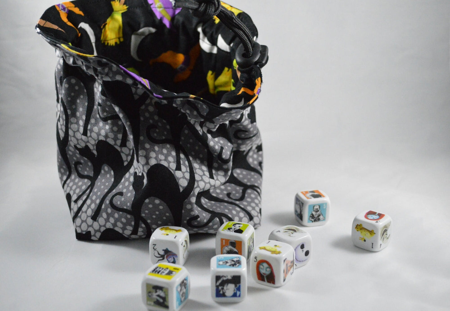 Bolsa con cordón de bruja y gato negro de pie