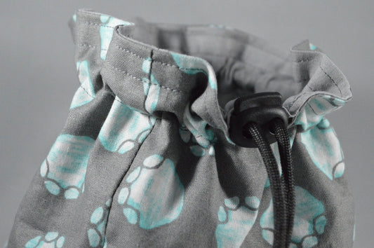 Bolsa reversible con cordón y estampado de huellas de patas