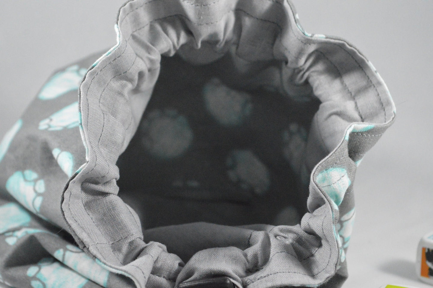 Bolsa reversible con cordón y estampado de huellas de patas