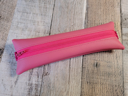 Estuche elástico de piel sintética texturizada