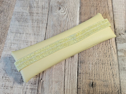 Estuche elástico de piel sintética texturizada