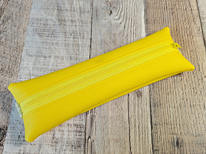 Estuche elástico de piel sintética texturizada