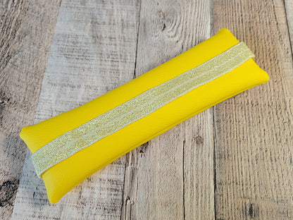 Estuche elástico de piel sintética texturizada