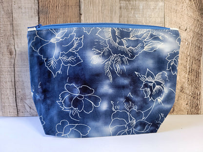 Bolsa con cremallera de tela batik azul con flores