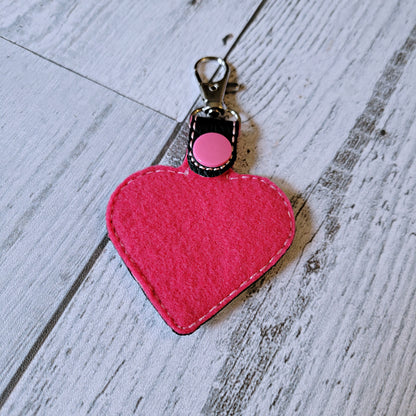 Llavero con cierre a presión y corazón negro "Ew"