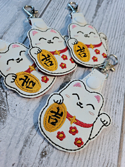 Llavero bordado del gato de la suerte