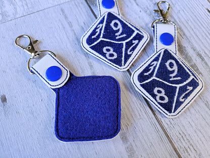 Llavero bordado con dados D20