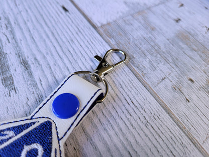 Llavero bordado con dados D20