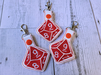 Llavero bordado con dados D20