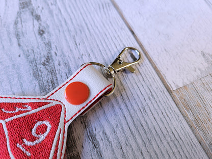 Llavero bordado con dados D20