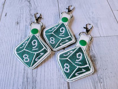 Llavero bordado con dados D20