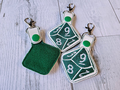 Llavero bordado con dados D20