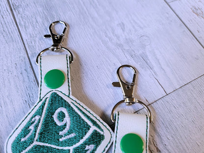 Llavero bordado con dados D20