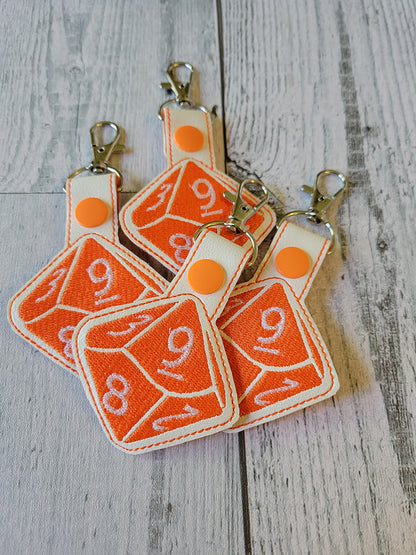 Llavero bordado con dados D20