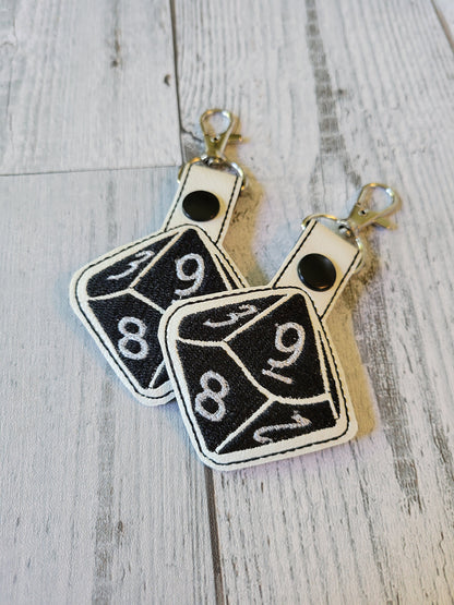 Llavero bordado con dados D20