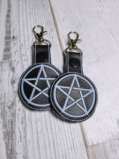 Llaveros bordados con pentáculo