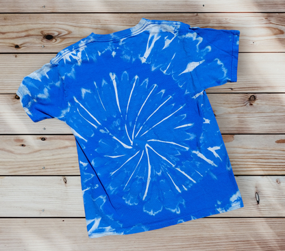 Camisa juvenil con efecto tie-dye inverso, mediana, con diseño de espiral azul