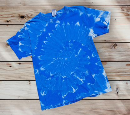 Camisa juvenil con efecto tie-dye inverso, mediana, con diseño de espiral azul