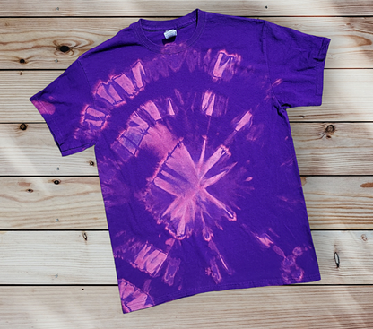 Camiseta mediana para hombre con diseño de objetivo morado y tie-dye inverso