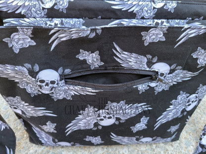 Bolso bandolera con calaveras aladas