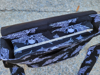 Bolso bandolera con calaveras aladas