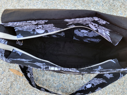Bolso bandolera con calaveras aladas