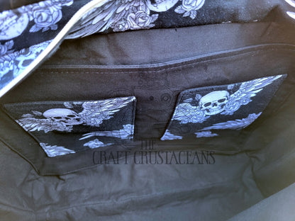 Bolso bandolera con calaveras aladas