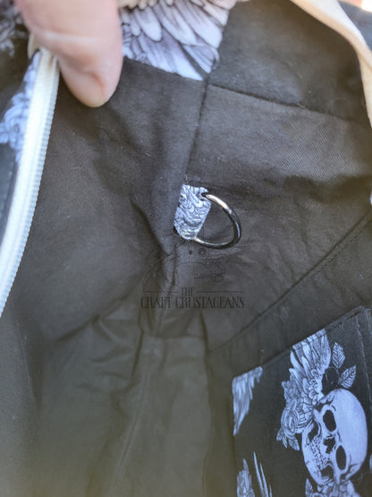 Bolso bandolera con calaveras aladas