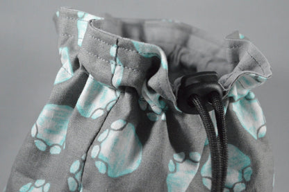 Bolsa reversible con cordón y estampado de huellas de patas