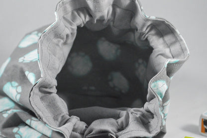 Bolsa reversible con cordón y estampado de huellas de patas